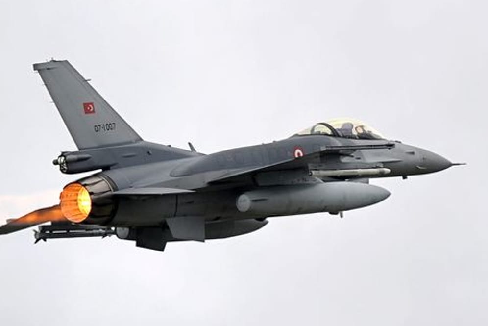 Eine F-16 der türkischen Luftwaffe (Archivbild): Die Ukraine wünscht sich ebenfalls moderne Kampfjets.