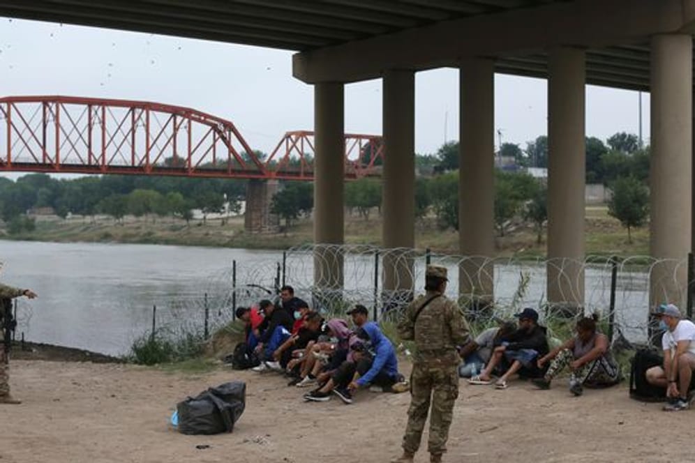 Migranten warten am Rio Grande auf die Ankunft von US-Grenzschutzbeamten.