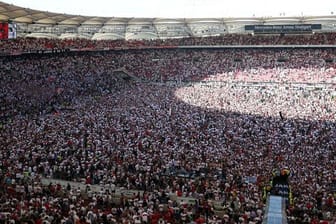 Stuttgarter Fans auf dem Rasen der Mercedes-Benz-Arena.