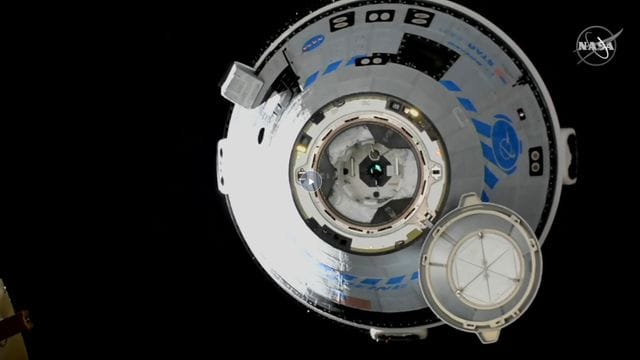 Dieses Bild von NASA TV zeigt den Boeing Starliner im Anflug auf die Internationale Raumstation (ISS).