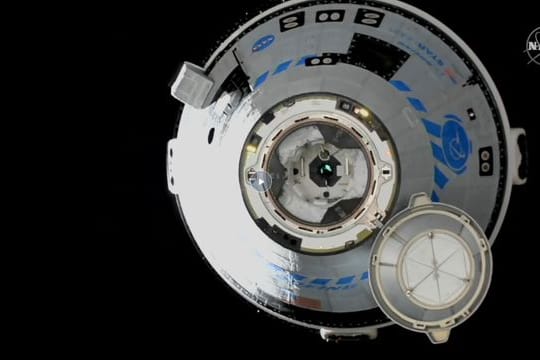 Dieses Bild von NASA TV zeigt den Boeing Starliner im Anflug auf die Internationale Raumstation (ISS).