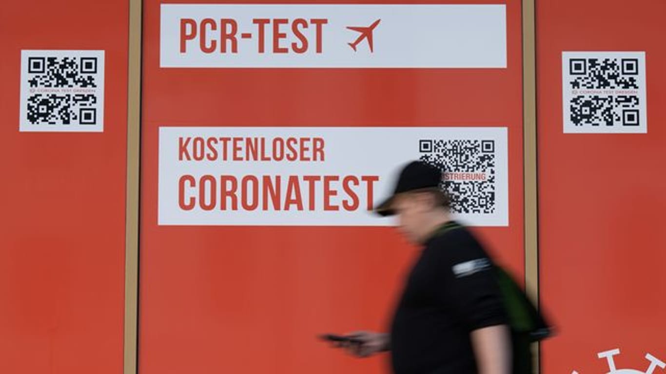 Ein Passant geht an einem Corona-Testcenter in Dresden entlang.