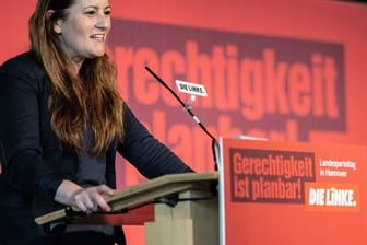 Die Bundesvorsitzende Janine Wissler spricht auf dem niedersächsischen Landesparteitag der Partei "Die Linke".