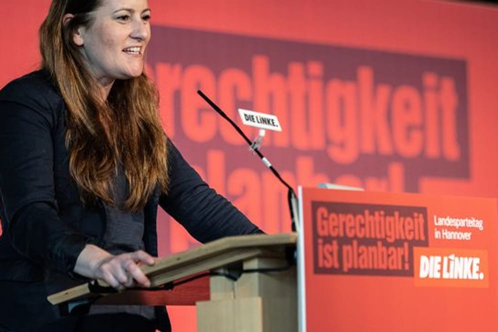 Die Bundesvorsitzende Janine Wissler spricht auf dem niedersächsischen Landesparteitag der Partei "Die Linke".