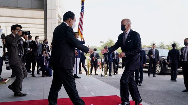 US-Präsident Joe Biden (r) trifft den südkoreanischen Präsidenten Yoon Suk Yeol im Volkshaus in Seoul.