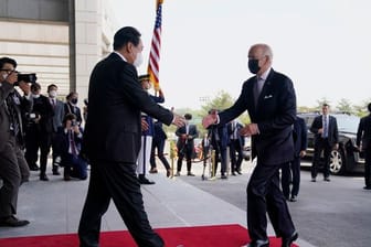 US-Präsident Joe Biden (r) trifft den südkoreanischen Präsidenten Yoon Suk Yeol im Volkshaus in Seoul.