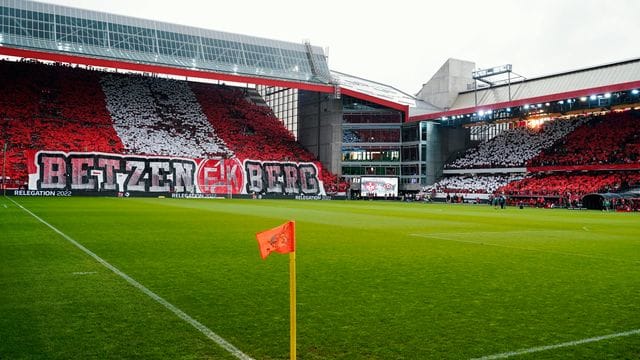 Kaiserslauterns Fans mit einer Choreographie vor dem Spiel gegen Dresden.