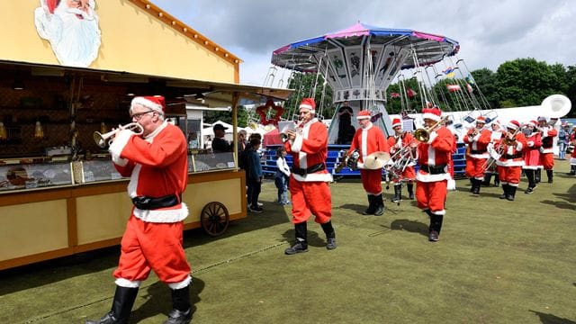 Eine holländische Musikkapelle in Weihnachtsmann-Kostümen spielt auf dem Weihnachtsmarkt in Solingen. Eine holländische Musikkapelle in Weihnachtsmann-Kostümen spielt auf dem Weihnachtsmarkt in Solingen.