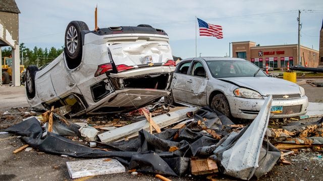 Durch die Luft gewirbelte Fahrzeuge stehen auf einem Parkplatz nahe des Michigan State Highway. Durch die Luft gewirbelte Fahrzeuge stehen auf einem Parkplatz nahe des Michigan State Highway.