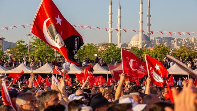 Tausdene Demonstranten füllen das Maltepe-Kundgebungsgelände in Istanbul.