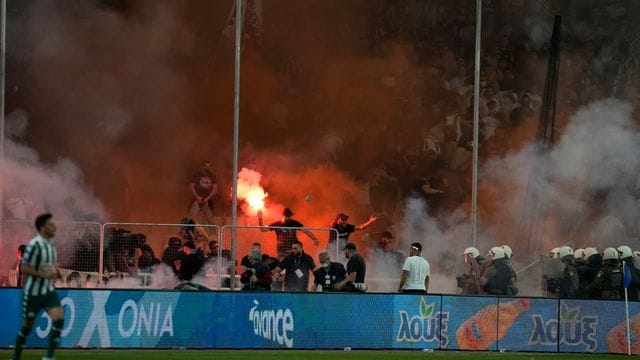 Das griechische Pokalfinale in Athen wurde von Ausschreitungen überschattet. Das griechische Pokalfinale in Athen wurde von Ausschreitungen überschattet.
