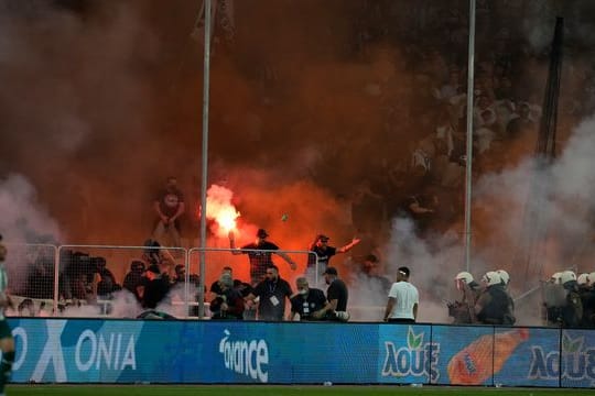 Das griechische Pokalfinale in Athen wurde von Ausschreitungen überschattet.