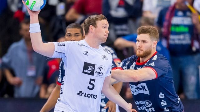 Kiel gewinnt das Derby in Flensburg und vertagt damit die Meisterfeier der Magdeburger.