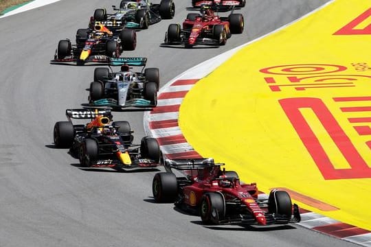 Charles Leclerc (vorne r) vom Team Ferrari führt nach dem Start.