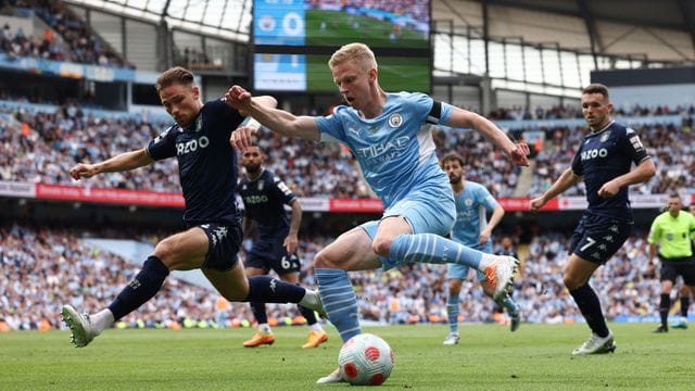 Alexander Zinchenko feiert mit Manchester City den englischen Meistertitel. Alexander Zinchenko feiert mit Manchester City den englischen Meistertitel.