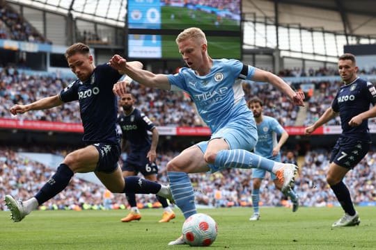 Alexander Zinchenko feiert mit Manchester City den englischen Meistertitel.