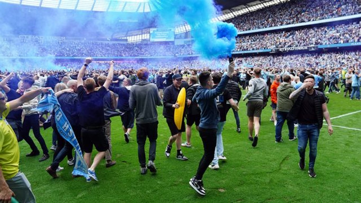 Fans von Manchester City stürmten nach dem Gewinn der Meisterschaft das Spielfeld: Die meisten friedlich.