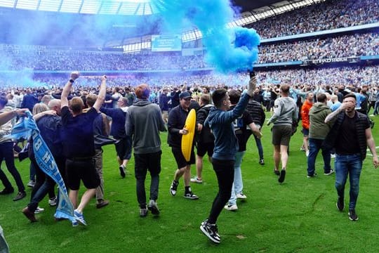 Fans von Manchester City stürmten nach dem Gewinn der Meisterschaft das Spielfeld: Die meisten friedlich.
