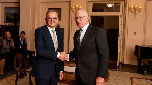 Anthony Albanese (l) schüttelt David Hurley während einer Zeremonie im Government House die Hand.