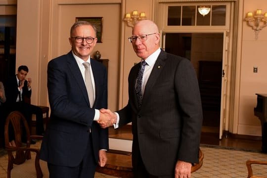 Anthony Albanese (l) schüttelt David Hurley während einer Zeremonie im Government House die Hand.