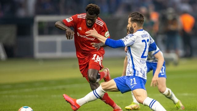 Berlins Marvin Plattenhardt (r) kämpft gegen Bakery Jatta vom Hamburger SV um den Ball.