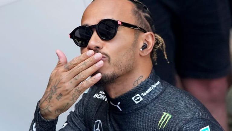 Rennfahrer Lewis Hamilton vom Team Mercedes freut sich über die Leistungen seines Teams.