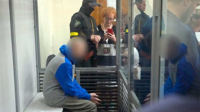 Der russische Soldat musste sich wegen der Tötung eines unbewaffneten Zivilisten vor Gericht verantworten. Der russische Soldat musste sich wegen der Tötung eines unbewaffneten Zivilisten vor Gericht verantworten.