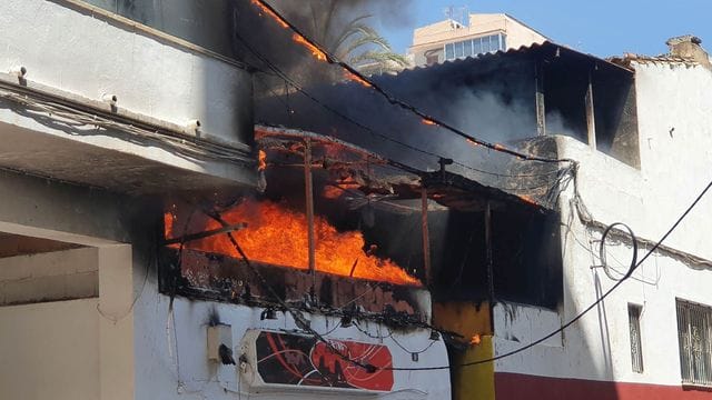 Flammen schlagen aus dem Restaurant "Why Not". Flammen schlagen aus dem Restaurant "Why Not".