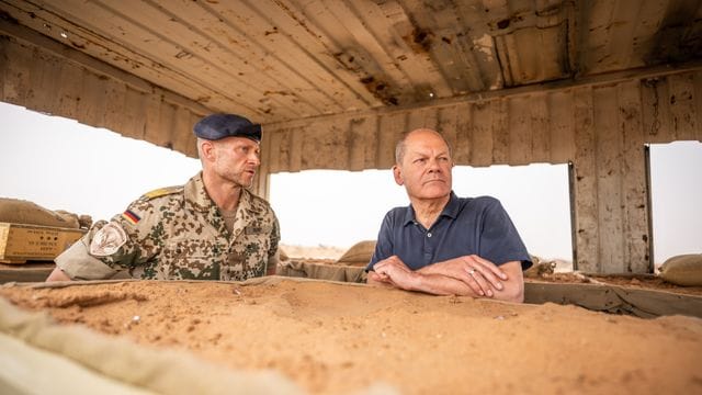 Bundeskanzler Olaf Scholz (r, SPD), besichtigt mit Bundeswehr- Kommandeur Sven Rump den Stützpunkt in Tillia.