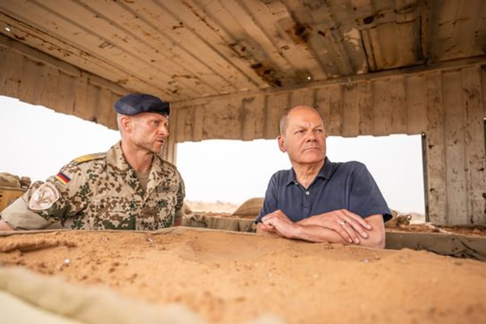 Bundeskanzler Olaf Scholz (r, SPD), besichtigt mit Bundeswehr- Kommandeur Sven Rump den Stützpunkt in Tillia.