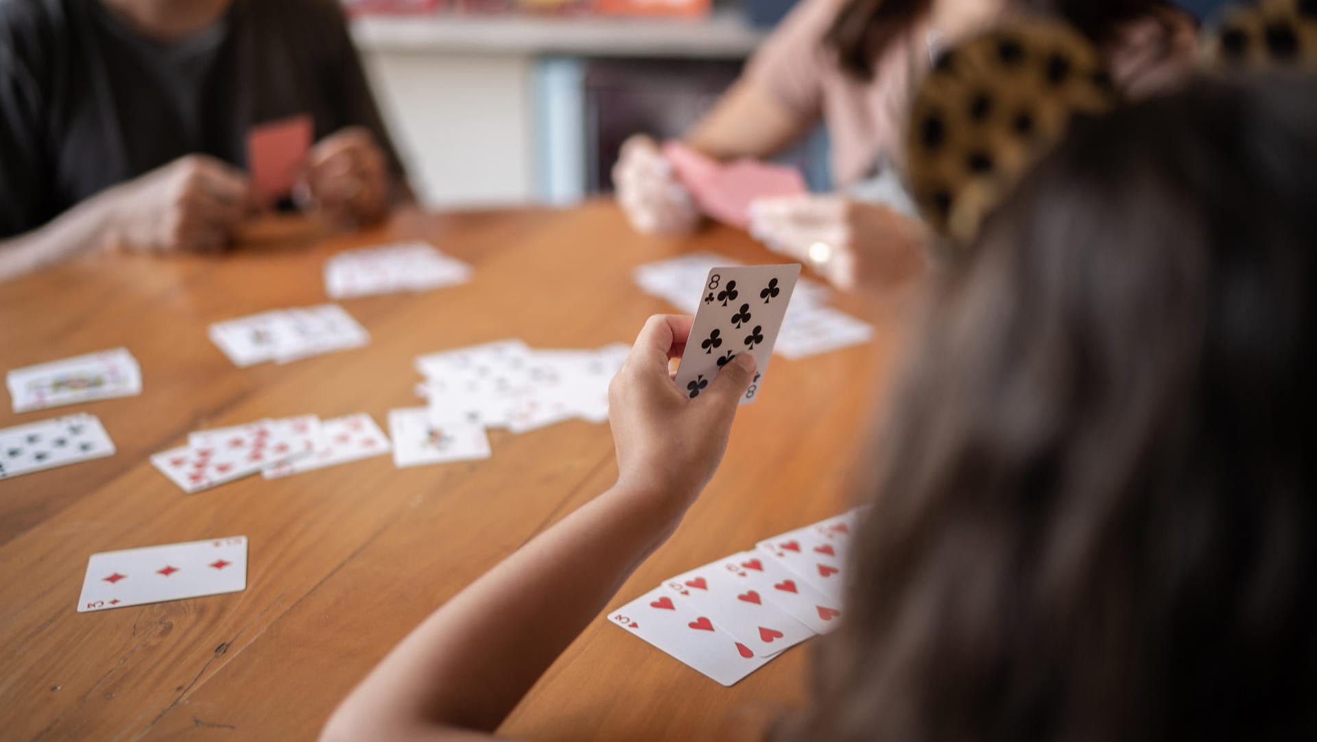 Gesellige Runde beim Kartenspielen: "Schwimmen" ist ein tolles Kartenspiel für Freunde und Familie.