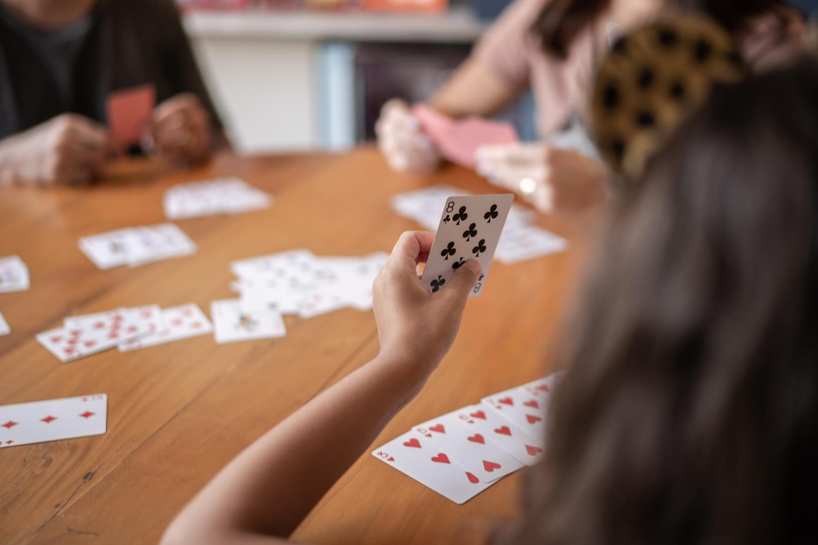 Gesellige Runde beim Kartenspielen: "Schwimmen" ist ein tolles Kartenspiel für Freunde und Familie.