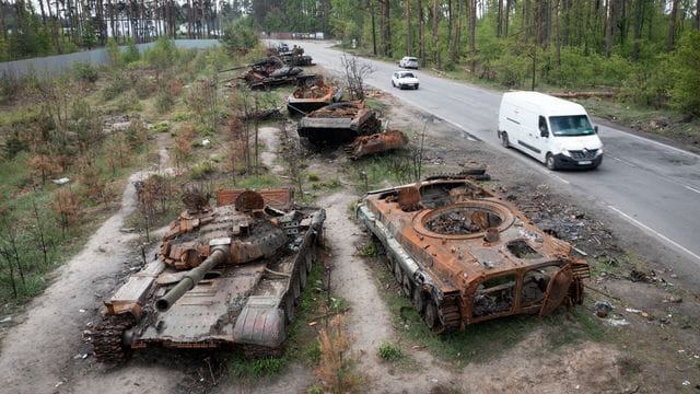 Zerstört und zurückgelassen: Russische Panzer, die bei einem Gefecht gegen ukrainische Soldaten in dem Dorf Dmytriwka in der Nähe von Kiew eingesetzt wurden, stehen am Straßenrand.