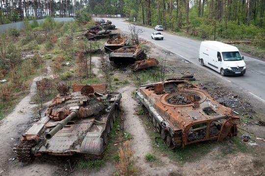 Zerstört und zurückgelassen: Russische Panzer, die bei einem Gefecht gegen ukrainische Soldaten in dem Dorf Dmytriwka in der Nähe von Kiew eingesetzt wurden, stehen am Straßenrand.