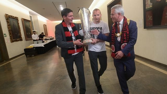 Nach dem Finalsieg von Eintracht Frankfurt nimmt Frankfurts Oberbürgermeister Peter Feldmann Sebastian Rode und Cheftrainer Oliver Glasner (r-l) den Pokal aus den Händen.