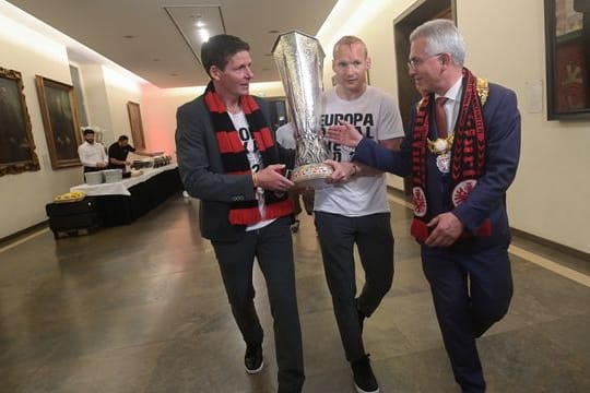 Nach dem Finalsieg von Eintracht Frankfurt nimmt Frankfurts Oberbürgermeister Peter Feldmann Sebastian Rode und Cheftrainer Oliver Glasner (r-l) den Pokal aus den Händen.