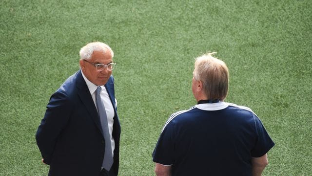 Herthas Cheftrainer Felix Magath (l) setzt im Relegationsspiel auf Routiniers wie Boateng und Jovetic.