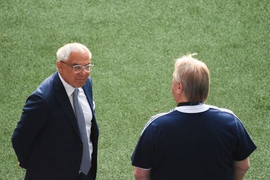 Herthas Cheftrainer Felix Magath (l) setzt im Relegationsspiel auf Routiniers wie Boateng und Jovetic.