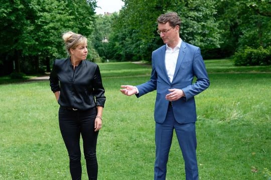 Die Vorsitzende der NRW-Grünen, Mona Neubaur, und CDU-Ministerpräsident Hendrik Wüst haben Sondierungsgespräche begonnen.