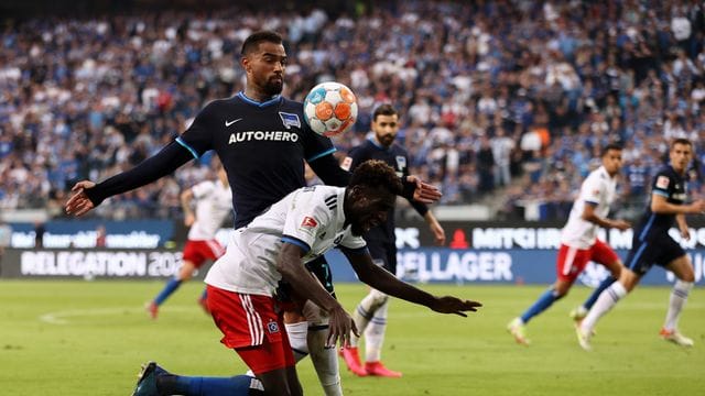 Will seine Karriere bei Hertha fortsetzen: Kevin-Prince Boateng (blaubes Trikot). Will seine Karriere bei Hertha fortsetzen: Kevin-Prince Boateng (blaubes Trikot).