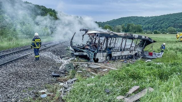 Der Bus, der in der Nähe von Ulm mit einem Zug kollidierte, ist völlig zerstört. Der Bus, der in der Nähe von Ulm mit einem Zug kollidierte, ist völlig zerstört.