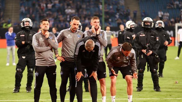 Verneigte sich nach dem verpassten Aufstieg vor den HSV-Fans: Trainer Tim Walter (schwarzer Pulli).