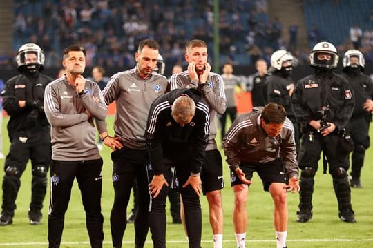 Verneigte sich nach dem verpassten Aufstieg vor den HSV-Fans: Trainer Tim Walter (schwarzer Pulli).