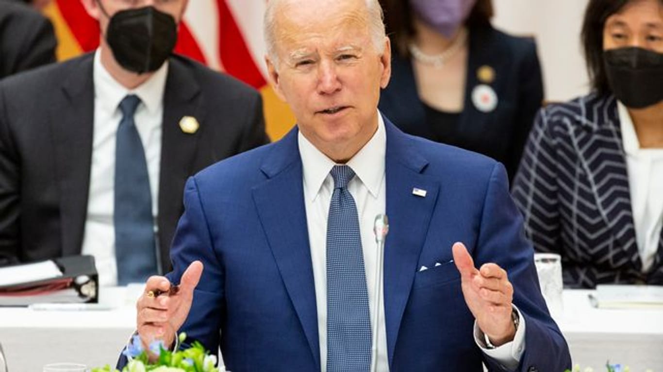 Joe Biden , Präsident der USA, spricht bei einem Gipfeltreffen der "Quad"-Gruppe, vertreten durch die vier Staats- und Regierungschefs der USA, Japans, Indiens und Australiens, im Kantei-Palast.