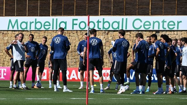 Da geht's lang: Hansi Flick (l) ist mit dem DFB-Team in Marbella gestartet. Da geht's lang: Hansi Flick (l) ist mit dem DFB-Team in Marbella gestartet.