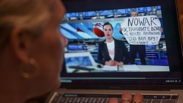 Mit einem Protestplakat und lauten Rufen hatte eine Kriegsgegnerin im russischen Staatsfernsehen für eine Unterbrechung der Hauptnachrichtensendung gesorgt. Mit einem Protestplakat und lauten Rufen hatte eine Kriegsgegnerin im russischen Staatsfernsehen für eine Unterbrechung der Hauptnachrichtensendung gesorgt.