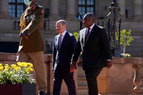 Bundeskanzler Olaf Scholz wird von Südafrikas Präsident Cyril Ramaphosa in Pretoria empfangen.