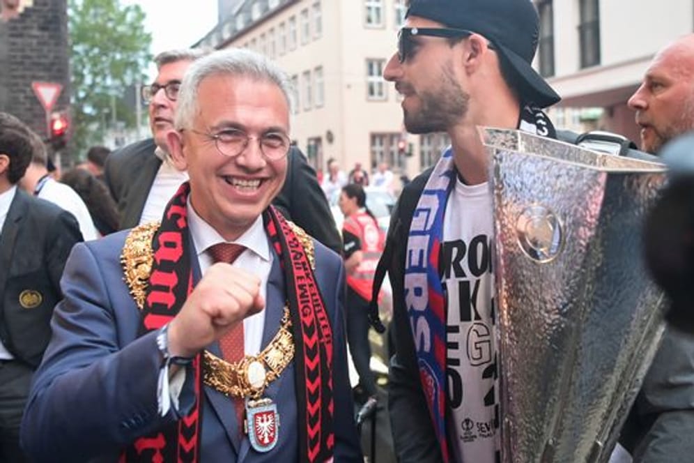 Während in Frankfurt gefeiert wurde, blamierte sich Oberbürgermeister Peter Feldmann.