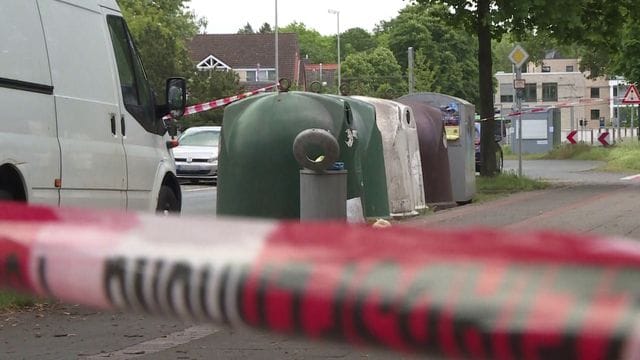 Absperrband der Polizei ist vor Mülltonnen im Hannoveraner Stadtteil Misburg-Nord gespannt. Absperrband der Polizei ist vor Mülltonnen im Hannoveraner Stadtteil Misburg-Nord gespannt.
