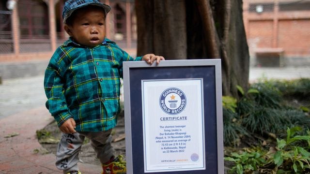 Der 17-jährige Dor Bahadur Khapangi steht neben seiner Urkunde für seinen Eintrag im Guinness-Buch der Rekorde. Der 17-jährige Dor Bahadur Khapangi steht neben seiner Urkunde für seinen Eintrag im Guinness-Buch der Rekorde.